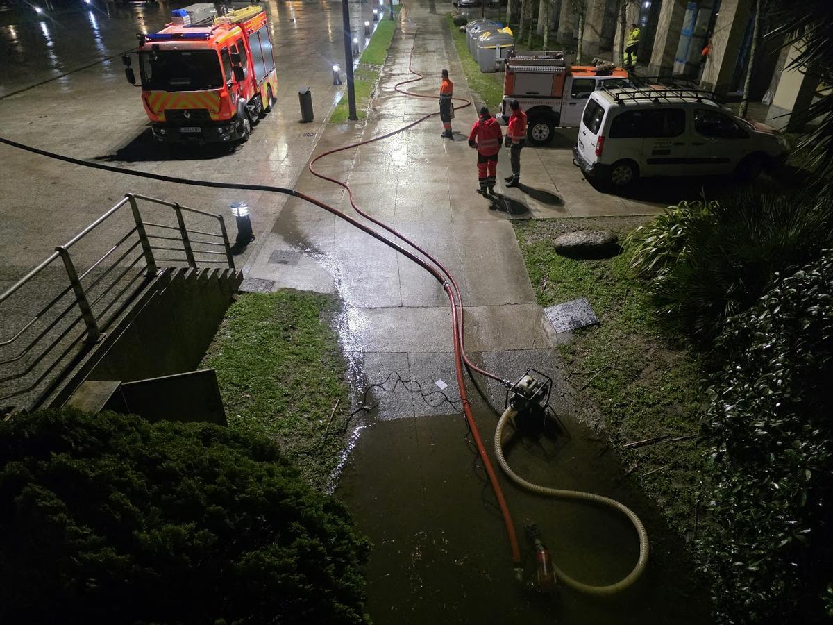 El operativo de Ermergencias Vilagarcía desplegado ante el Auditorio y el edificio Mexillón de Galicia, esta mañana.