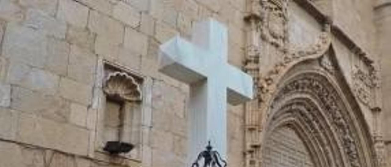 Una imagen de la Cruz de los Caídos emplazada junto a la arciprestal de San Martín.