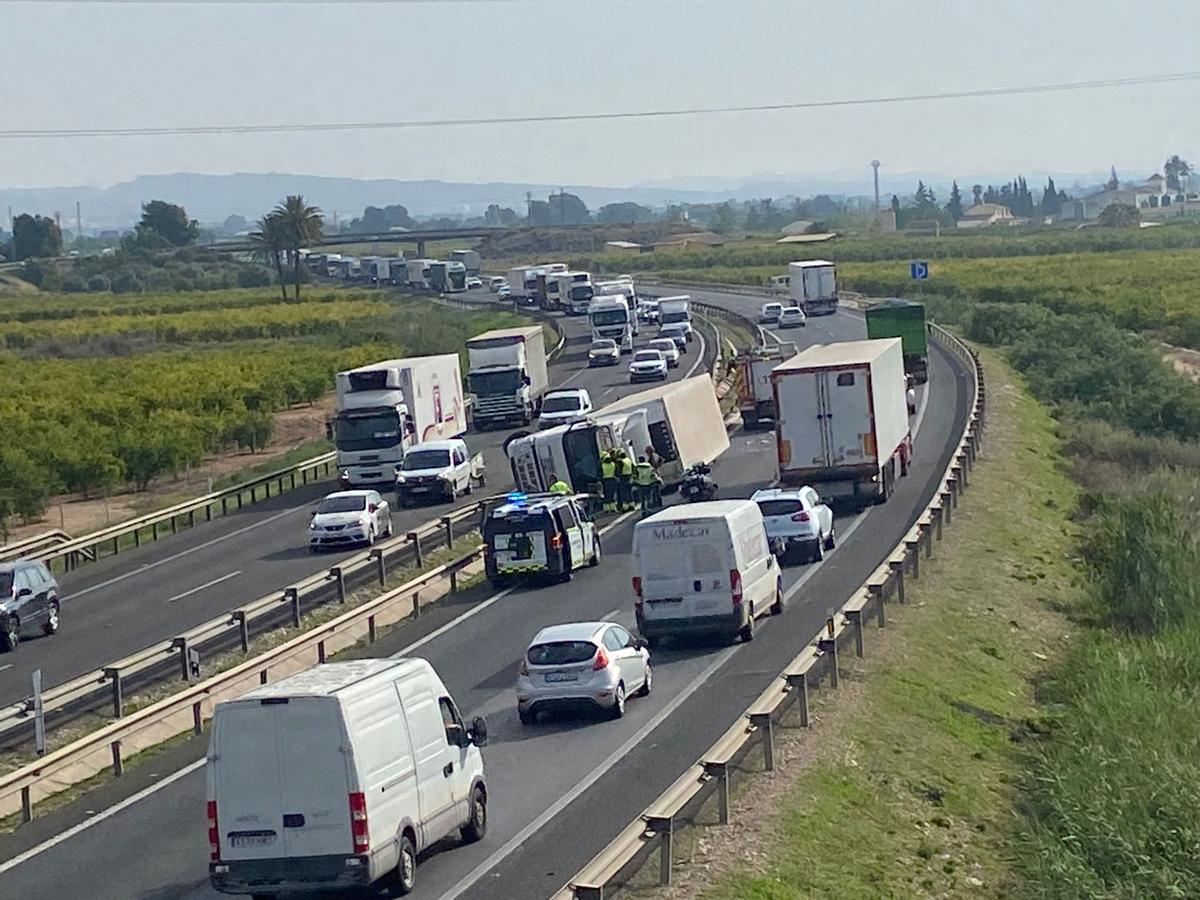 El accidente de un camión en la A7 está provocando retenciones desde las 9:00 horas.