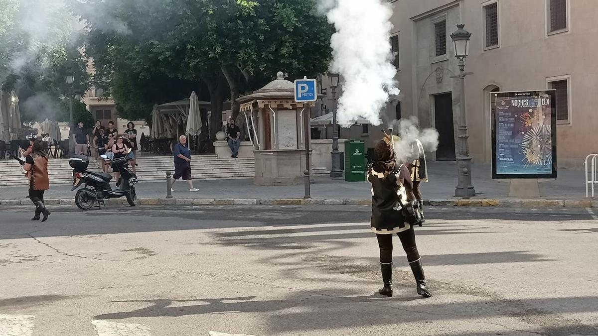 Otro momento del Alardo por el centro de Elche