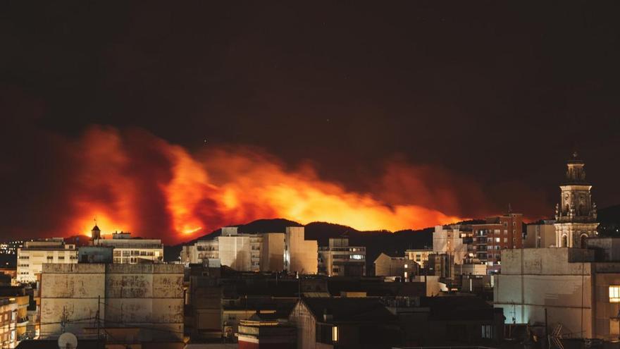 Un fuego avanza sin control por tres comarcas de Valencia y obliga a desalojar a 800 vecinos