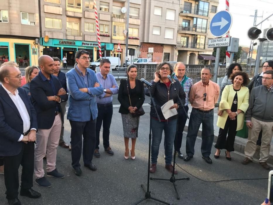 Decenas de personas se reúnen para homenajear a las víctimas del accidente ferroviario de O Porriño.