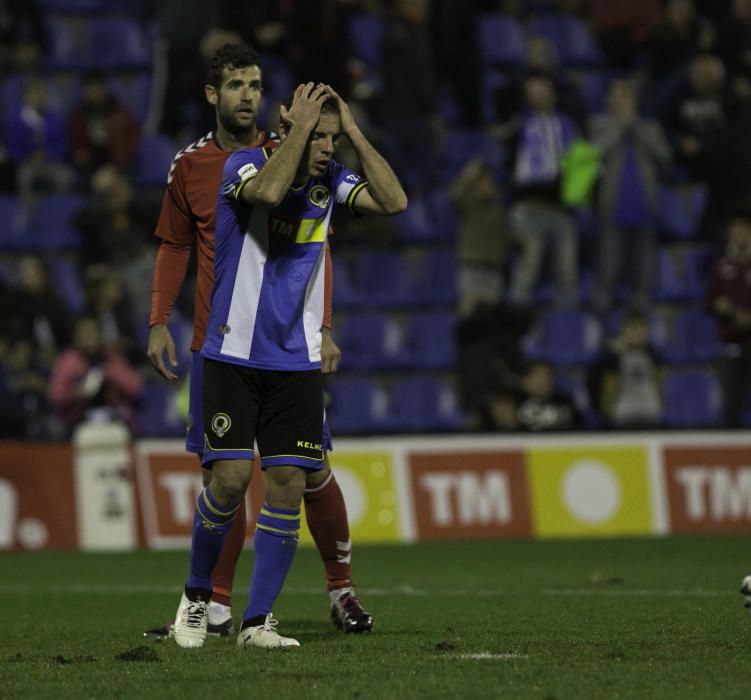 Dos errores del meta gaditano condenan al Hércules en su mejor partido de la temporada.