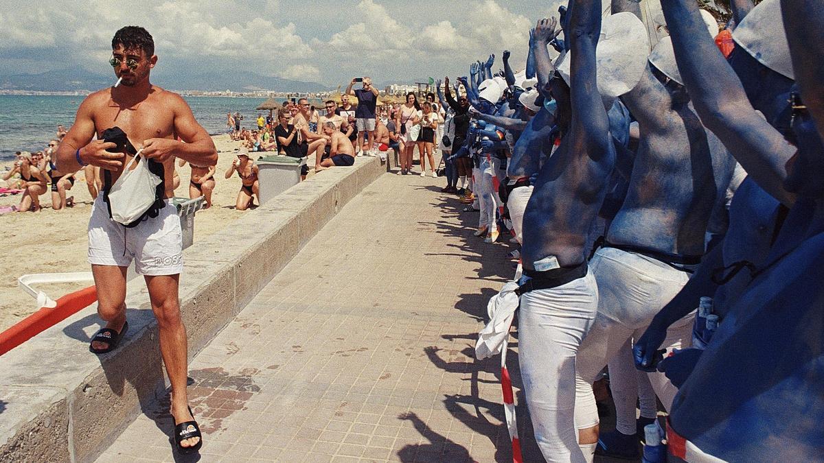"Weine nicht, wenn der Pegel fällt": Die eindrucksvollen Bilder eines deutschen Straßenfotografen von der Playa de Palma auf Mallorca