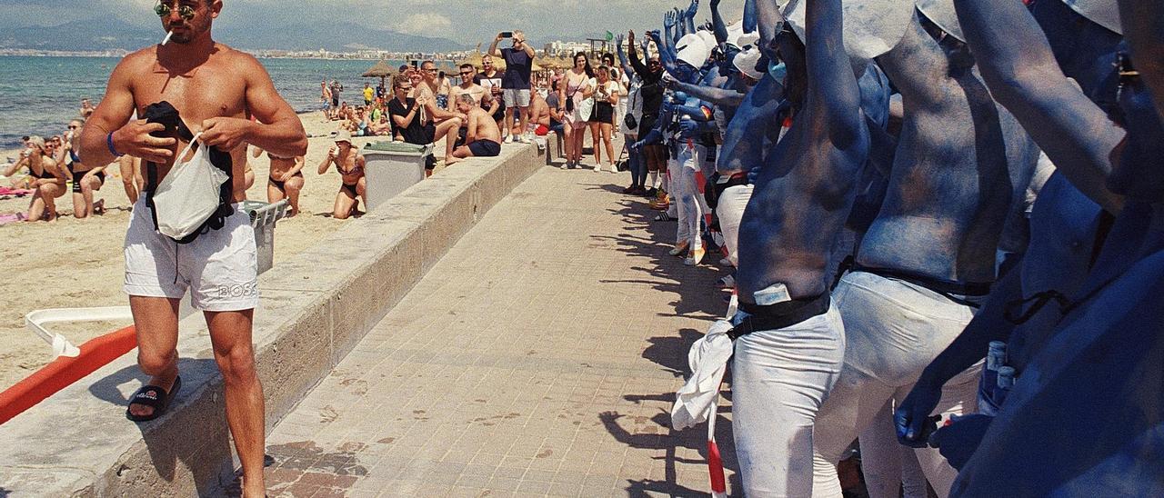 &quot;Weine nicht, wenn der Pegel fällt&quot;: Die eindrucksvollen Bilder eines deutschen Straßenfotografen von der Playa de Palma auf Mallorca