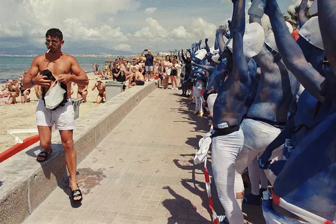 "Weine nicht, wenn der Pegel fällt": Die eindrucksvollen Bilder eines deutschen Straßenfotografen von der Playa de Palma auf Mallorca