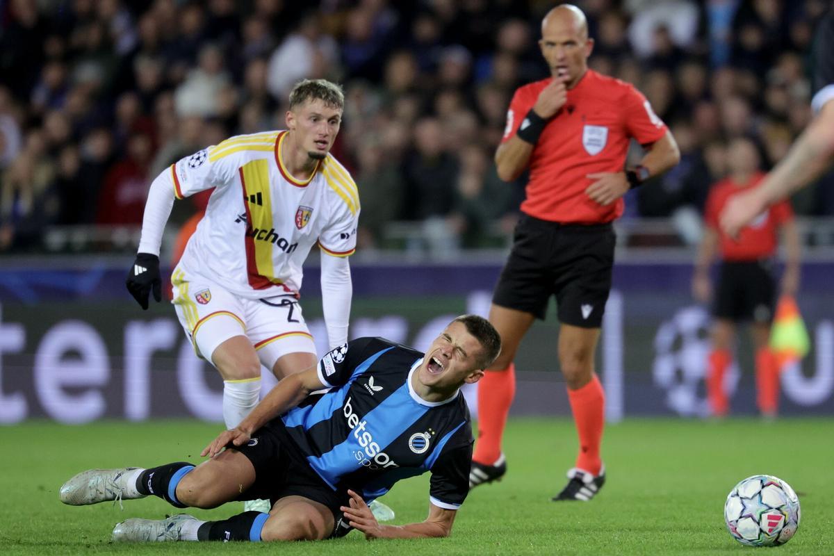 BRUGES (Belgium), 21/10/2026.- Mickael Cuisance (L) of RC Lens in action against Nicolo Tresoldi (R) of Club Brugge during the UEFA Champions League league phase match Club Brugge KV against RC Lens, in Bruges, Belgium, 21 October 2026. (Liga de Campeones, Bélgica, Brujas) EFE/EPA/OLIVIER MATTHYS