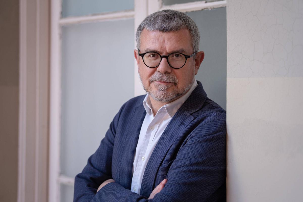 Jaume Clotet, fotografiado en la librería Laie de Barcelona