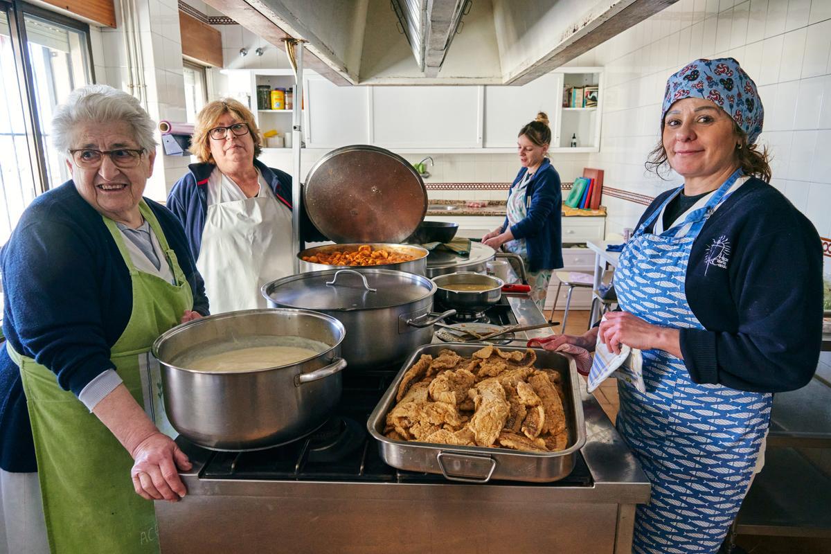 Trabajadoras preparando la comida en la cocina del comedor social.