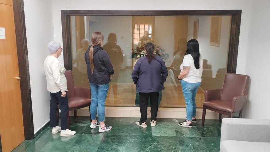 «Ojalá se pudra en la cárcel», dice la familia del acusado del doble homicidio de Oviedo en el velatorio de su hermana