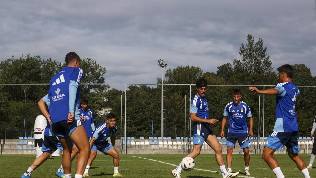 Los futbolistas del Oviedo durante un rondo en El Requexón.