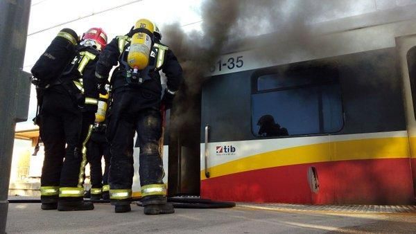 Ein Zug der Eisenbahngesellschaft SFM ist am Sonntagmorgen (24.4.) gegen 7.15 Uhr im Bahnhof von Binissalem in Brand geraten. Sämtliche Passagiere blieben unverletzt.