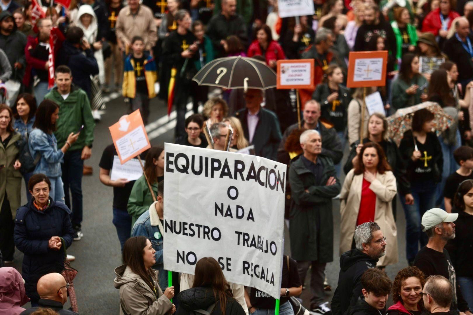 EN IMÁGENES: Así fue la gran manifestación de profesores por la enseñanza pública asturiana