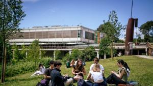 Un grupo de alumnos universitarios descansan en el campus de la UAB, la semana pasada.