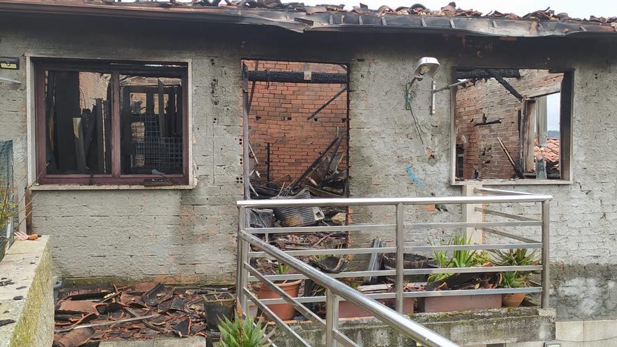 Un incendio calcina la planta superior de una vivienda en Ourense