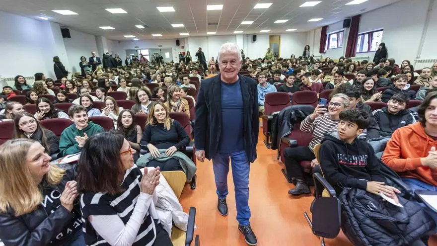 Un alumno sorprende a Victor Manuel con una emotiva interpretación de "Asturias" en el IES de La Ería