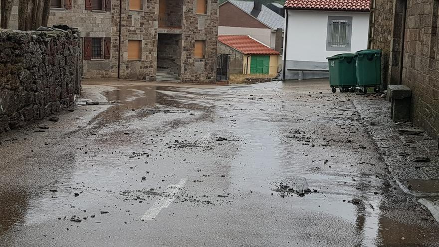 GALERÍA Y VÍDEO | Una fuerte tormenta daña la iglesia de Villanueva de Valrojo