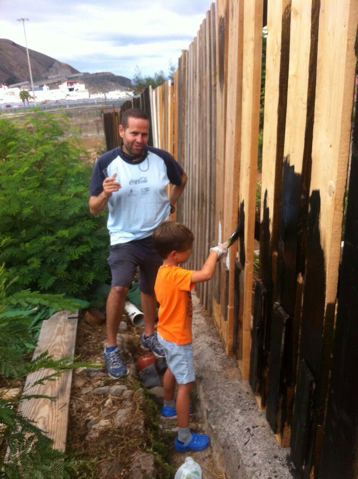 Como todo reportero gráfico, de Víctor no hay muchas fotos. En la imagen de 2015, divirtiéndose con su aprendiz de pintor.