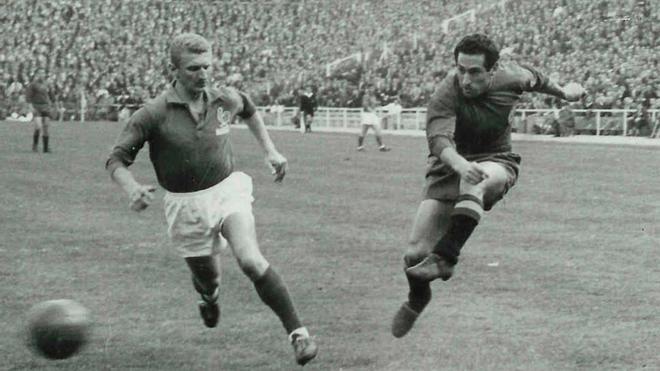 Paco Gento en un partido contra Francia