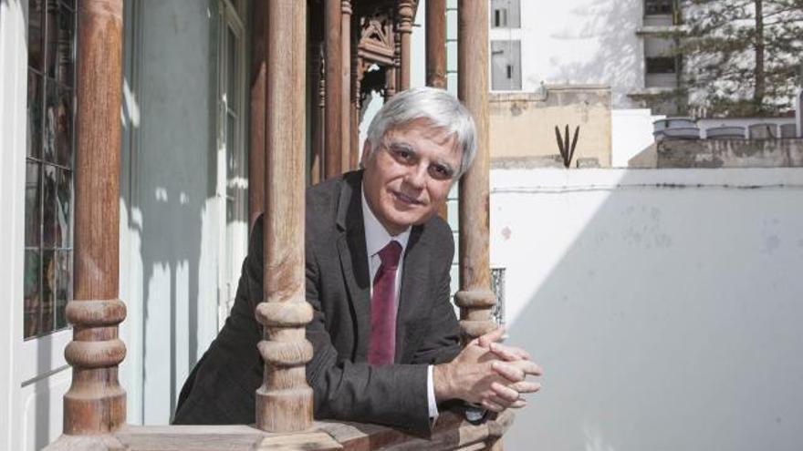 El vicepresidente José Miguel Pérez en la balconada de la sede de la Consejería de Educación, en la capital grancanaria. | josé carlos guerra