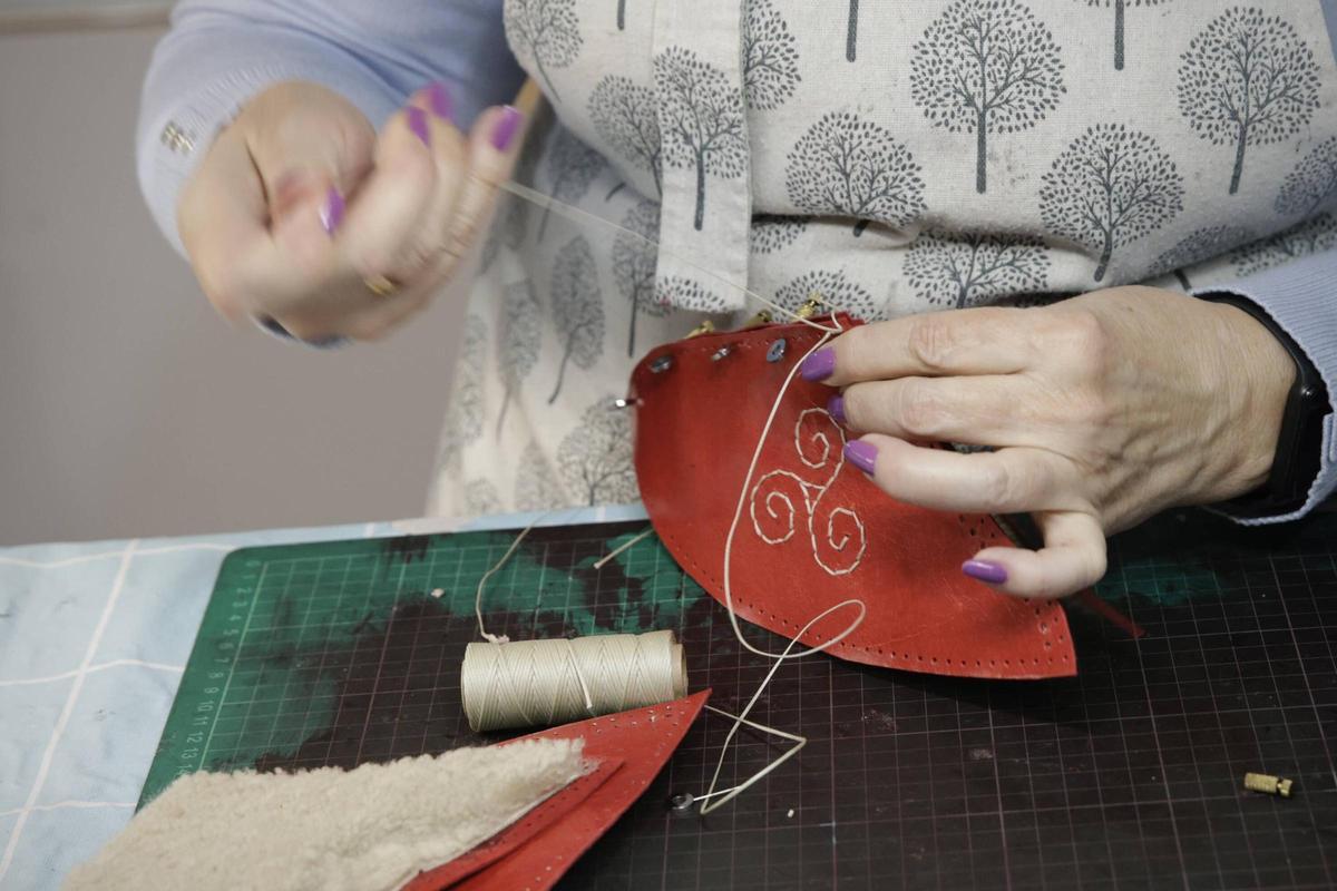 Cosido a mano y con alma en Mar de Niebla: “El cuero me salvó la vida y ahora quiero ayudar a otros”