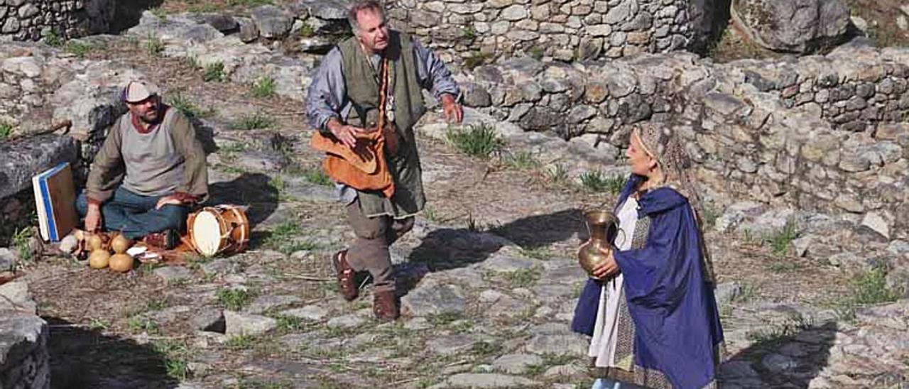 Los actores, durante una de las dramatizaciones que han tenido lugar en el Monte Santa Trega.