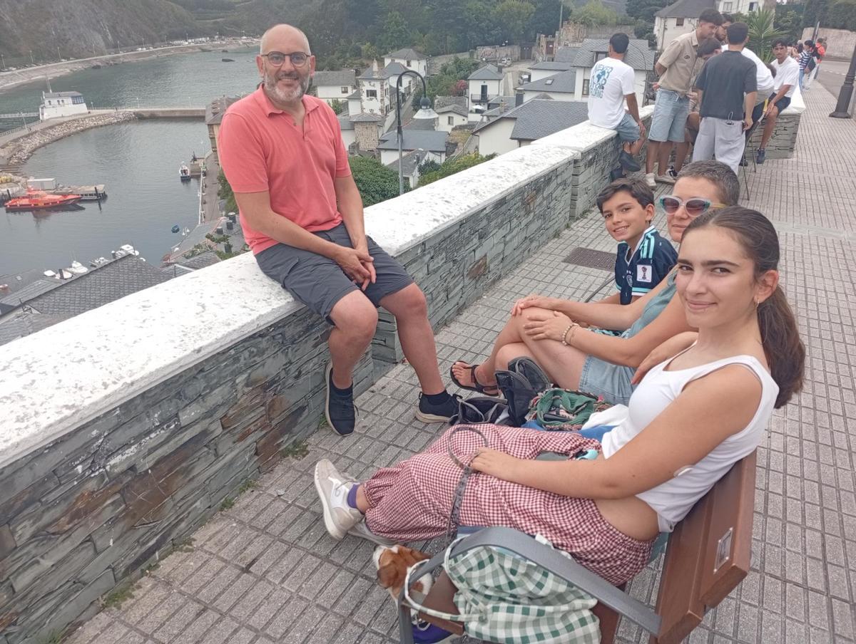 Luarca vive el eclipse con emoción y "esperanza" pese a las nubes Luarca vive el eclipse con emoción y "esperanza" pese a las nubes