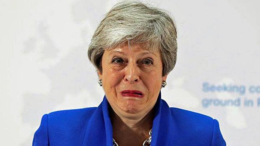 Theresa May gesticula durant la seva exposició del text que presentarà al Parlament.