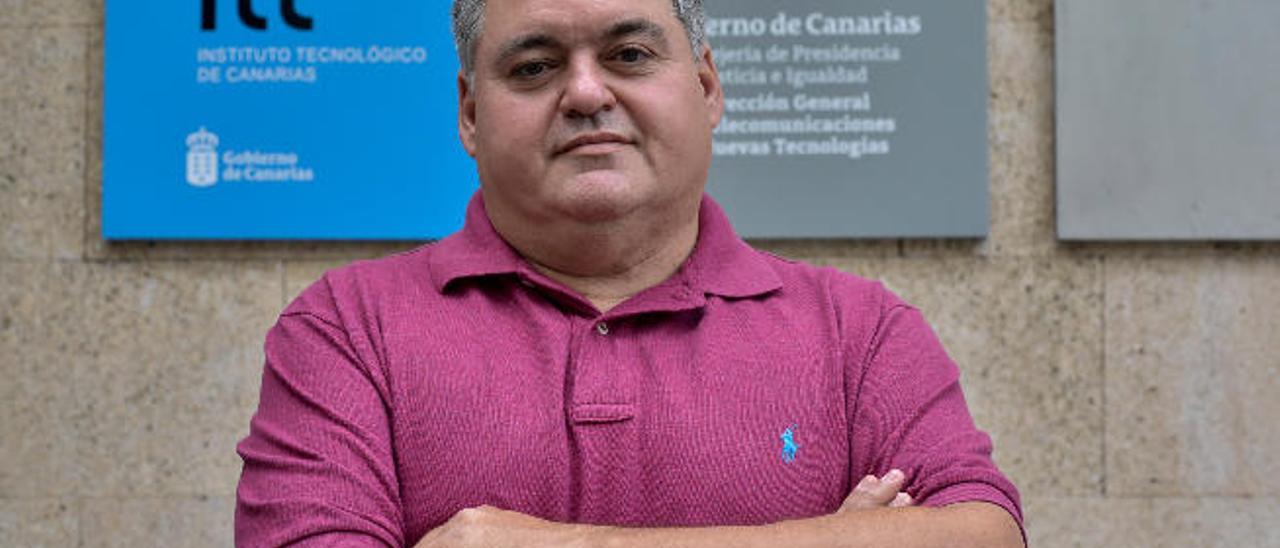 Ricardo Díaz, jefe del departamento de Análisis Ambiental del ITC, frente a la sede de la institución.