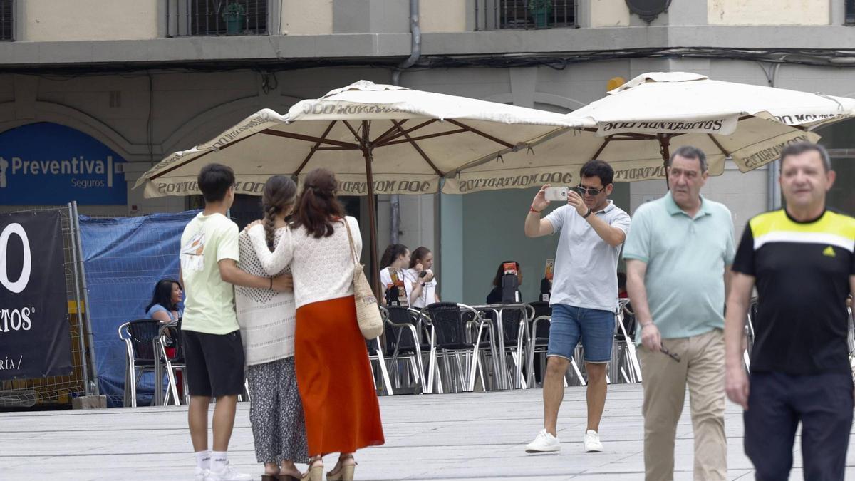 Un grupo de tuistas se hace fotos en Avilés.