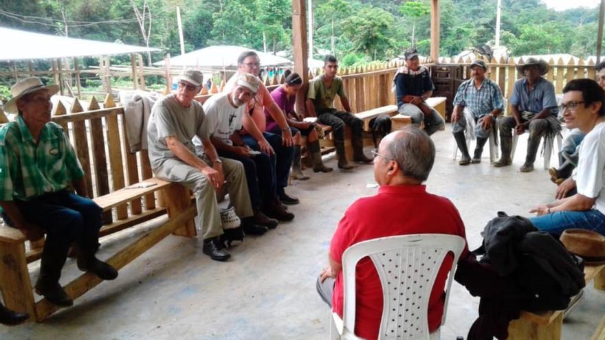 Durante la experiencia hubo momentos para reunirse con campesinos y exguerrilleros de las FARC.