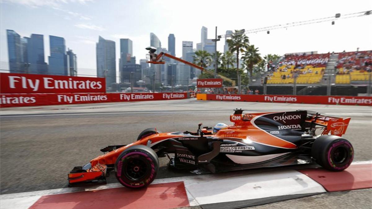 Alonso, en acción con su McLaren-Honda en Singapur