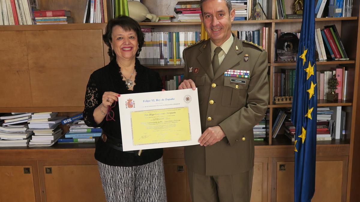 La subdelegada del Gobierno en Córdoba, Rafaela Valenzuela, junto al coronel coronel Íñigo Laquidain Hergueta