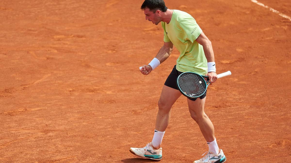 Pedro Martínez Portero celebra un punto contra Brandon Nakashima