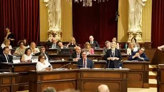 Choque entre Prohens y la izquierda por la vivienda: "Los desahucios son lamentables y se producen porque sus leyes así lo permiten"