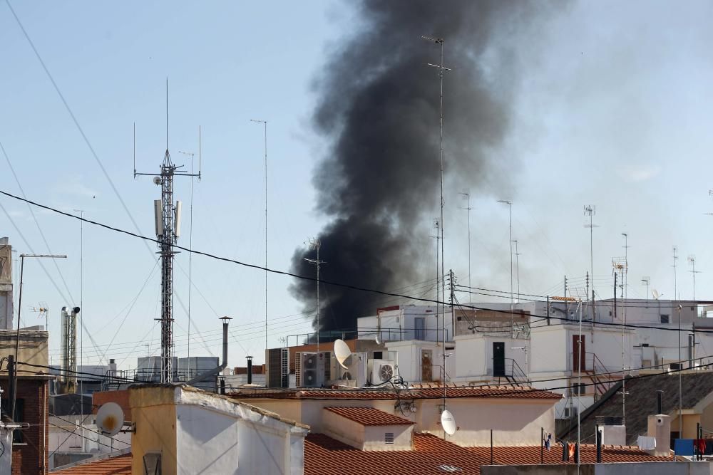 Columna de humo generada por el incendio de Valencia.