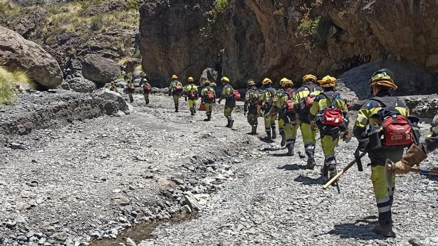 Dos equipos #EIRIF de La Palma movilizados para el conato de incendio reactivado