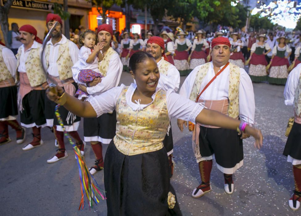 Miles de personas asisten al Desfile de la Entrada en la avenida Carlos Soler