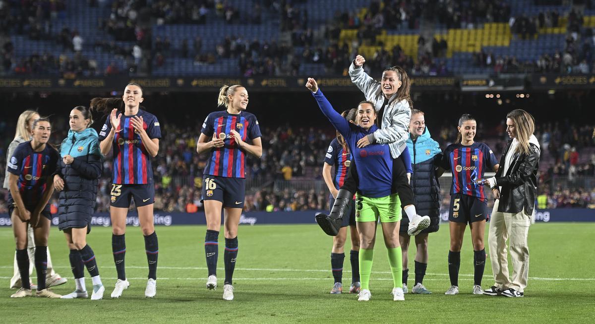 Rolfo, Engen y la lesionada Pina, entre otras, aplauden al público al finalizar el partido de vuelta de los 1/4 de final de la Champions contra la Roma en el Camp Nou y clasificarse para las semis.
