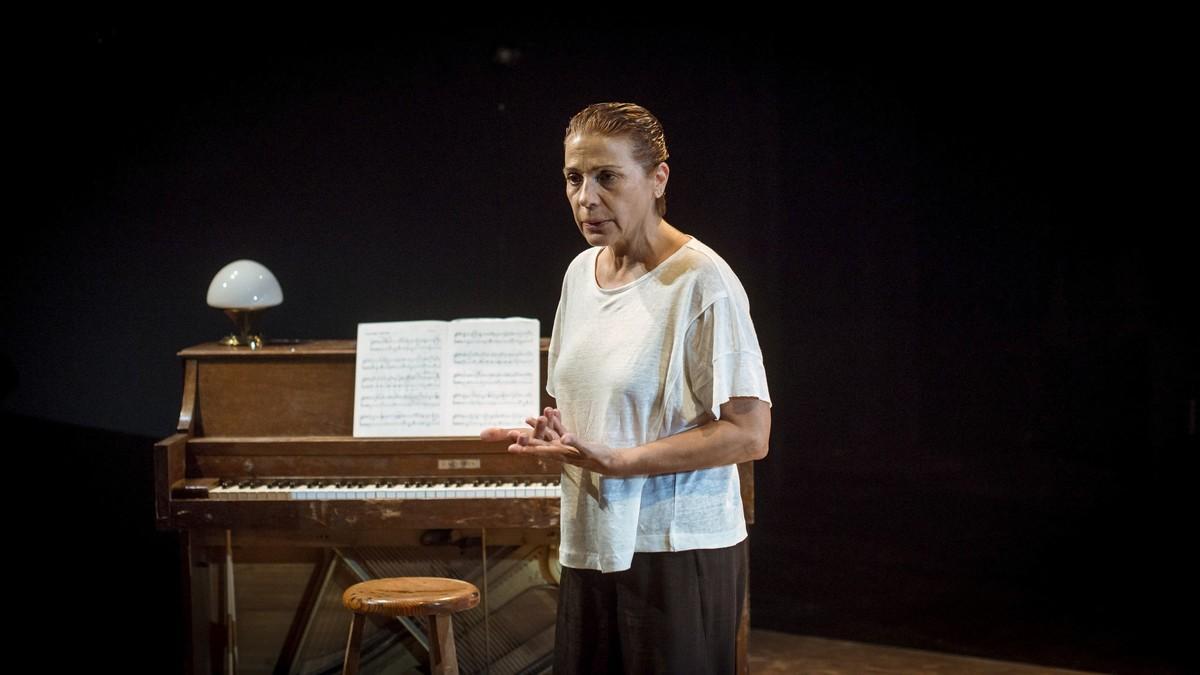 GRA396  BARCELONA  28 06 2017 - Fotografia facilitada por la Sala Beckett de la actriz Emma Vilarasau  durante el ensayo de la obra  Un tret al cap  en la que el autor y director teatral Pau Miro reflexiona sobre la etica profesional en el ambito del periodismo  y el papel que tiene en la sociedad  pero tambien sobre los retos y compromisos personales  EFE SOLO USO EDITORIAL