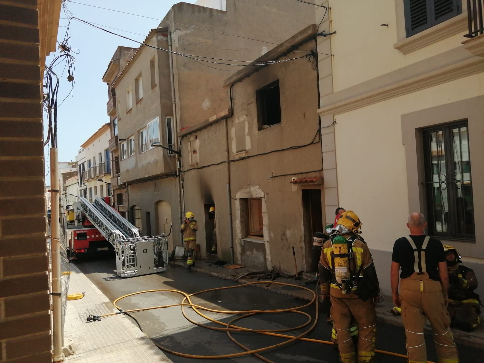 Incendi a un pis de l'Escala