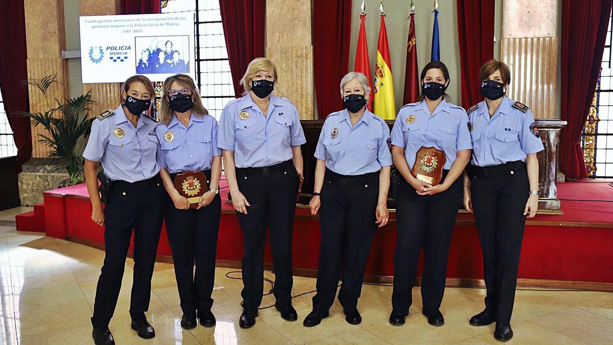 Veteranas y jóvenes mujeres policías de Murcia, ayer en el Ayuntamiento capitalino.