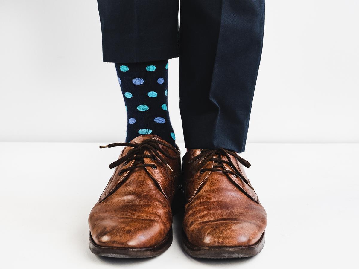 Los calcetines divertidos se pueden combinar incluso con traje.