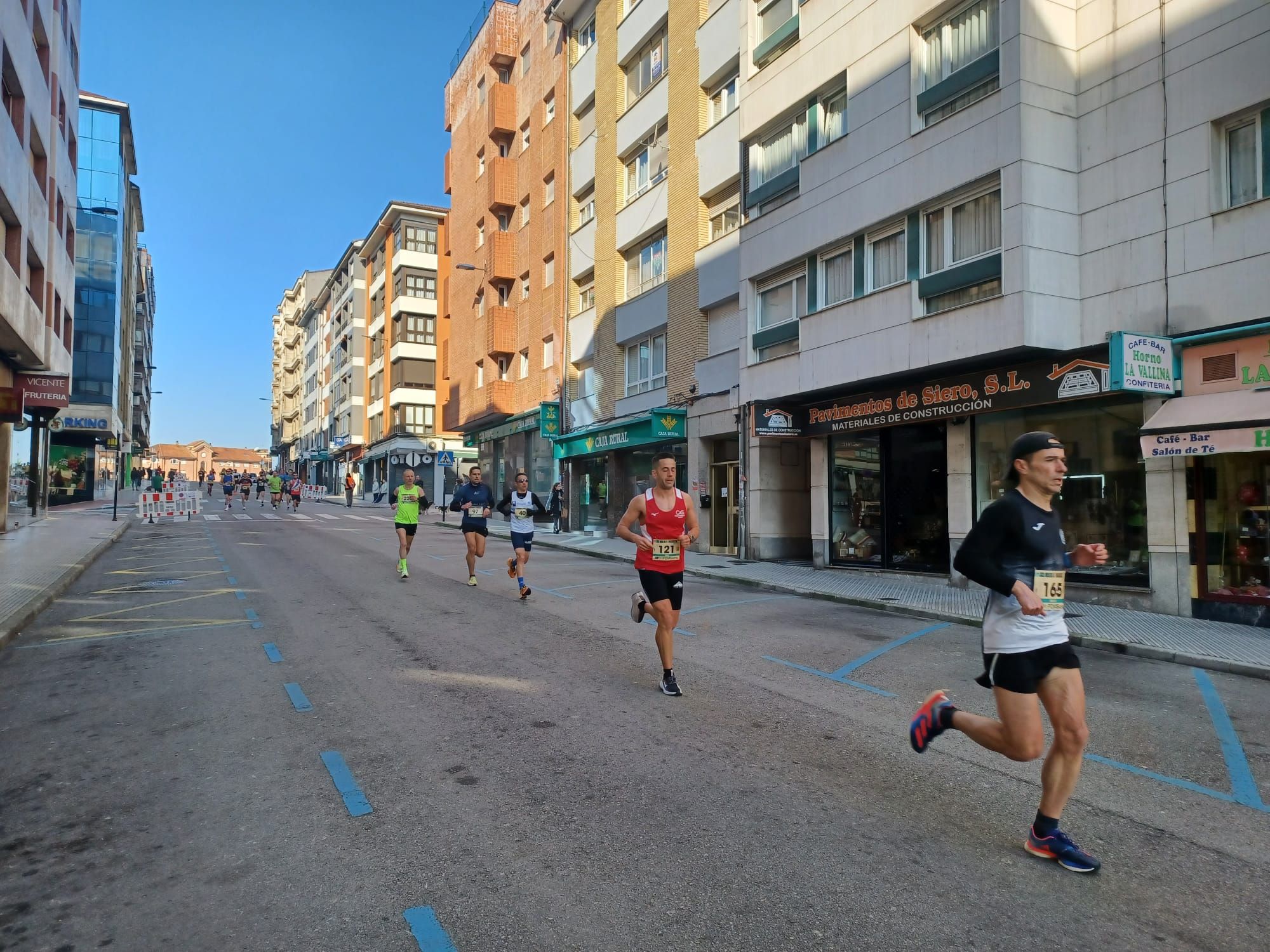 Todas las imágenes de la  XXXIII Media Maratón de Siero: así fue la gran prueba con salida en la Pola