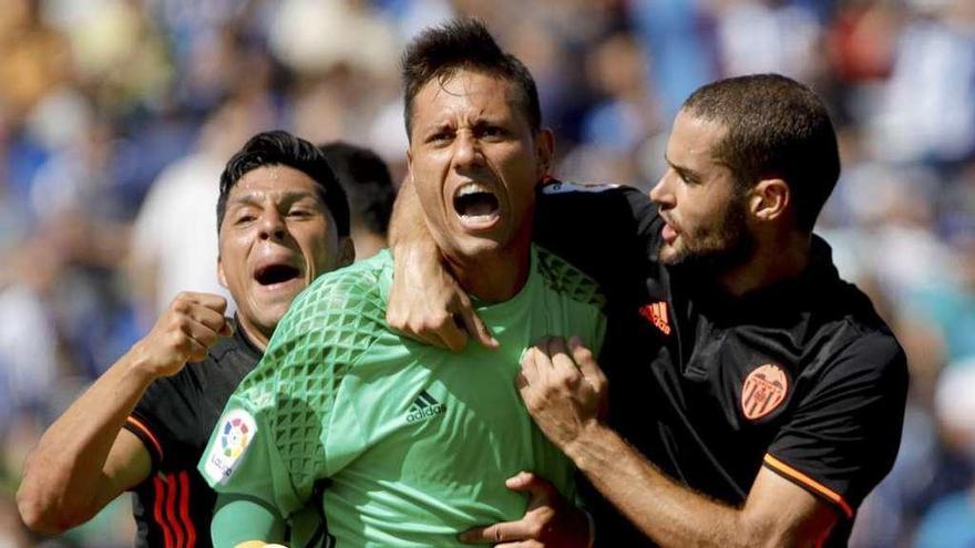 Diego Alves, junto a Mario Suárez en un partido de la pasada temporada.