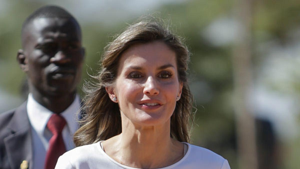 Letizia Ortiz con blusa blanca de Hugo Boss