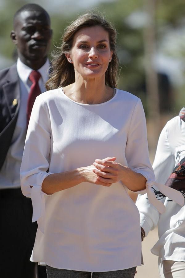 Letizia Ortiz con blusa blanca de Hugo Boss