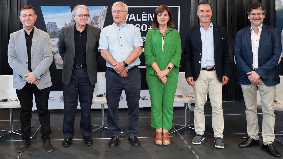 Los alcaldes de Catarroja, Valencia, Quart y Meliana junto al catedrático Joan Romero.