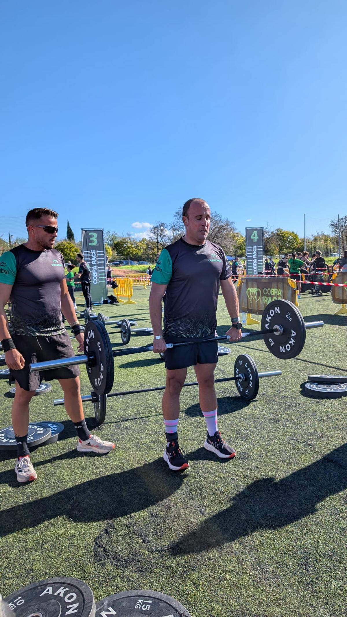 Una de las parejas masculina, en uno de los nueve workouts