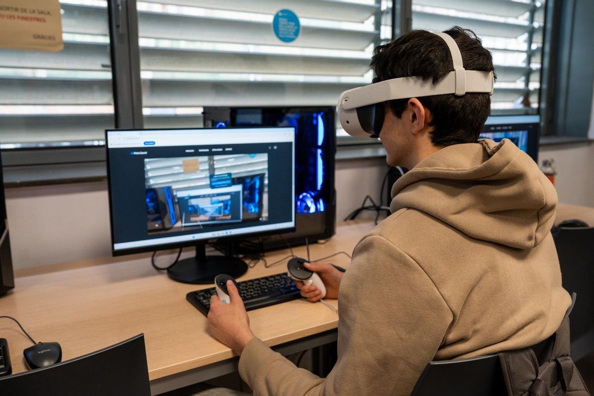 Un estudiante, en el Aula Infinita de la UPC, dedicada al aprendizaje de las matemáticas.